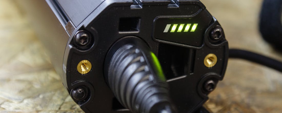 Groene lampjes op de accu van een e-bike die aan het opladen is. De accu van je e-bike veilig opladen en veilig gebruiken: zo doe je dat!