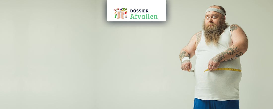 Grappige man met meetlint Waarom mannen sneller afvallen dan vrouwen