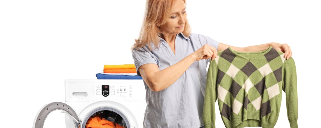 Vrouw met gekrompen trui Trui gekrompen in de was? Zo kun je hem mogelijk redden (mét stappenplan!)