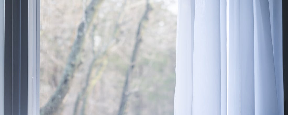 Raam met wit gordijn Nieuw type slim raam moet 500 euro per jaar op je energierekening besparen