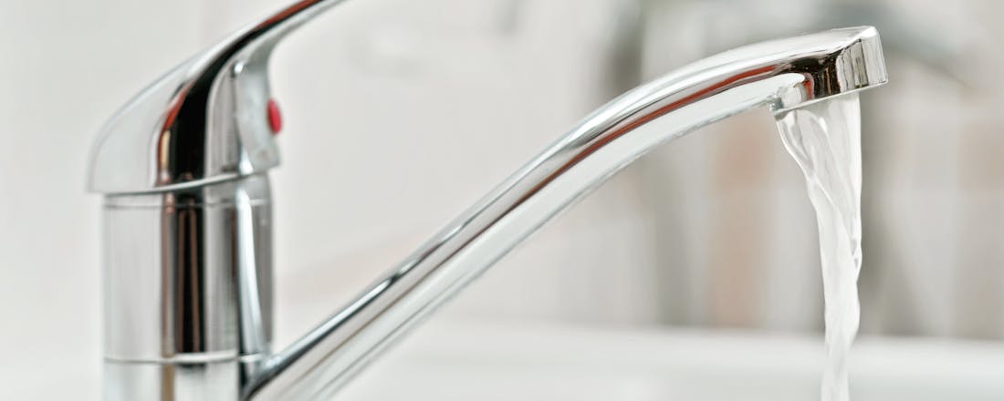 kraan water Zo krijg je roestvrijstalen en chromen kranen weer schoon en glanzend!