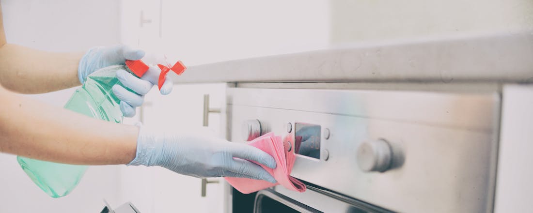 De oven schoonmaken Hoe krijg je de oven het best schoon? In 4 stappen weer als nieuw