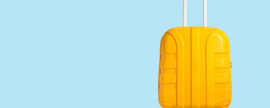 Gele koffer op blauwe achtergrond Hoe kies ik de perfecte koffer voor de zomervakantie?