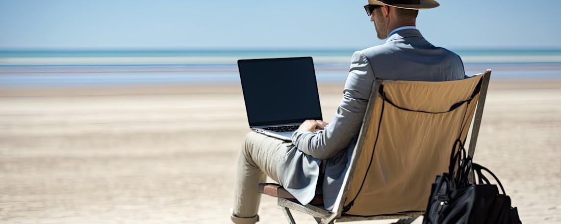 Werken aan het strand Naar het buitenland maar niet op vakantie? Zo zit het met je (reis)verzekering