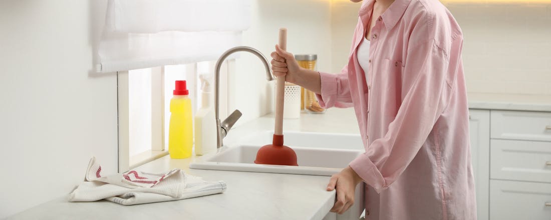 Vrouw gebruikt plopper om afvoer te ontstoppen Eerste hulp bij ontstoppingen: zo verhelp je een verstopte afvoer