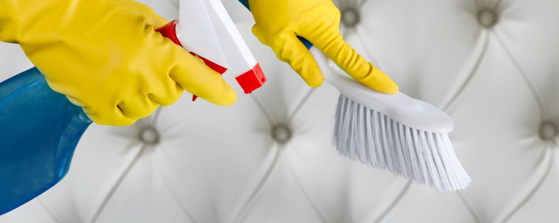 Matras schoonmaken met keukenhandschoen Schone slapers opgelet: nooit meer vlekken in je matras