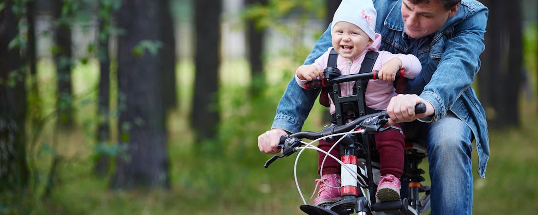 Kindje voorop fiets Fietsstoel, bakfiets of fietskar: zo neem je je kinderen (veilig!) mee op de fiets