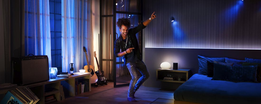 man die danst in de kamer Nooit meer op zoek naar nieuwe muziek met YouTube Radio