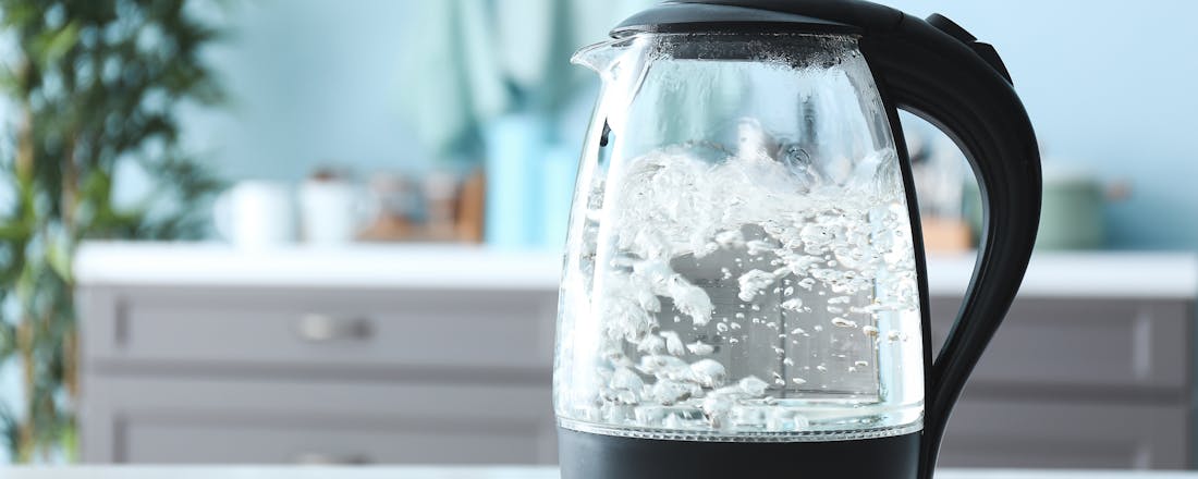 Waterkoker met kokend water Ontkalk je waterkoker voor langere levensduur en lekkere thee
