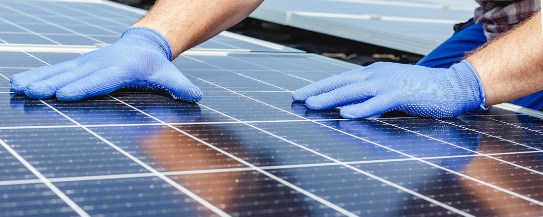 installatie van zonnepanelen Van slimme meter tot dynamisch energiecontract: zo benut je je zonnepanelen optimaal
