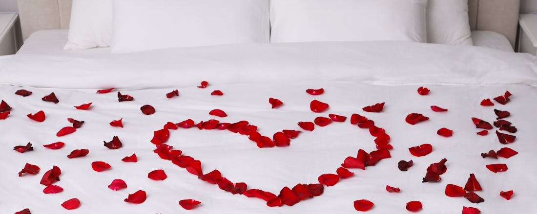 Bed met hart van rozenblaadjes Dit is waarom je lekkerder slaapt na een orgasme