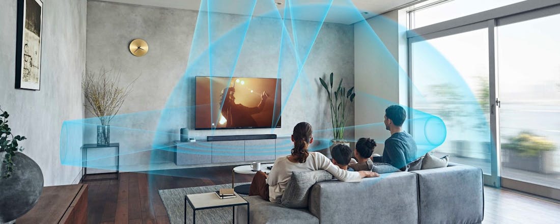 Soundbars sturen geluid recht op je af en via weerkaatsing. Wat is surroundgeluid?