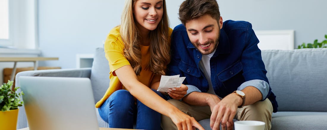 Jong stel dat de financiën doet 7 tips om te besparen op je inboedelverzekering