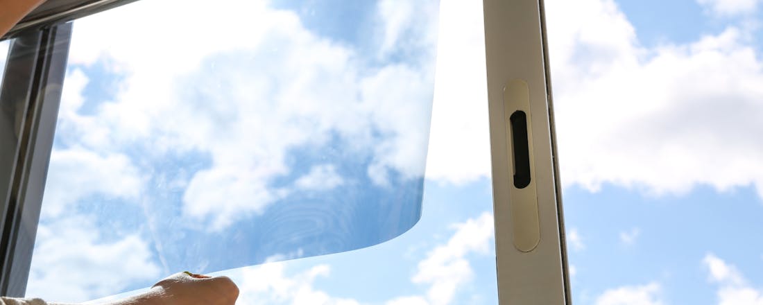 Snel energie besparen? Zo breng je zelf raamisolatie aan