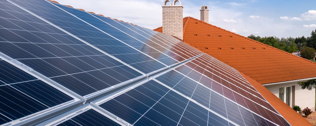 Zonnepanelen op het dak van een huis Is het slim om zonnepanelen te huren?