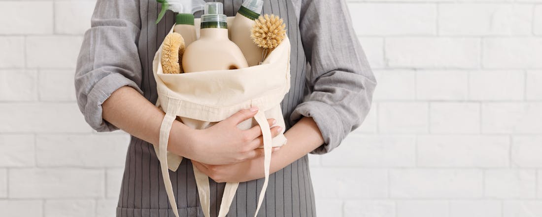 Man met milieuvriendelijke schoonmaakmiddelen Écht duurzaam schoonmaken? Dit kun je zelf doen