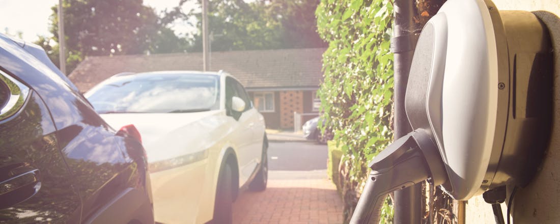 Elektrische auto thuis aan oplader laadpaal Thuis een laadpaal installeren? Dit moet je eerst doen