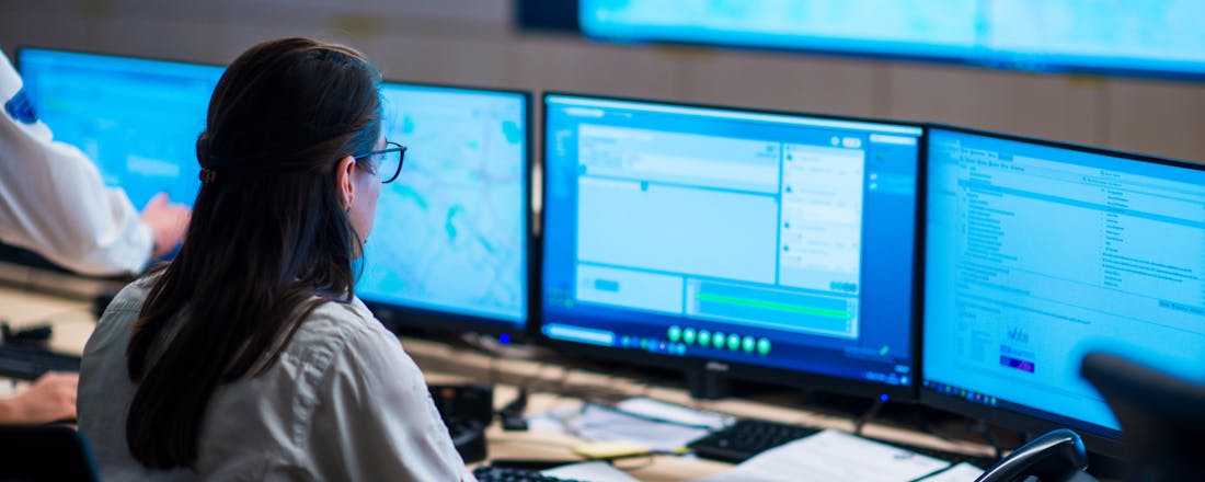 Vrouw in meldkamer politie beveiliging Je tv als monitor gebruiken: dit wil je weten