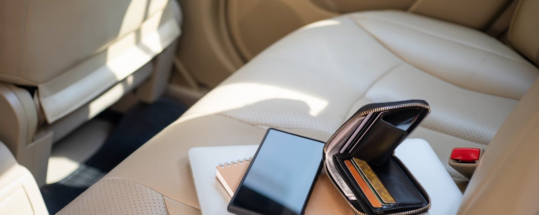 Portemonnee en smartphone op de achterbank van een auto Deze 13 schadegevallen dekt je verzekering niet