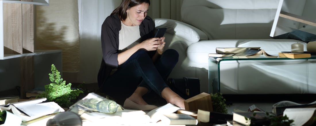 Vrouw in woning waar ingebroken is Schade claimen op je woonverzekering, zo doe je het goed