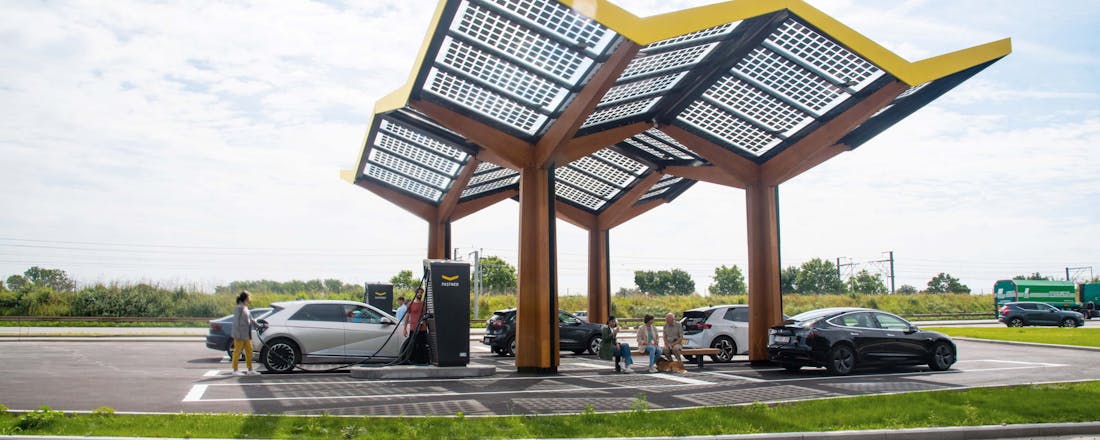 Snelladen langs de snelweg Kabinet verlengt belastingvoordeel voor elektrische auto's, maar nadeel voor hybride rijders