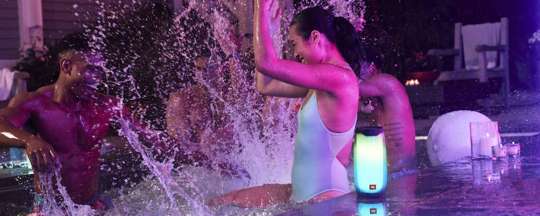 Niet elke draadloze speaker kun je naast het zwembad plaatsen. De voor- en nadelen van een draadloze speaker