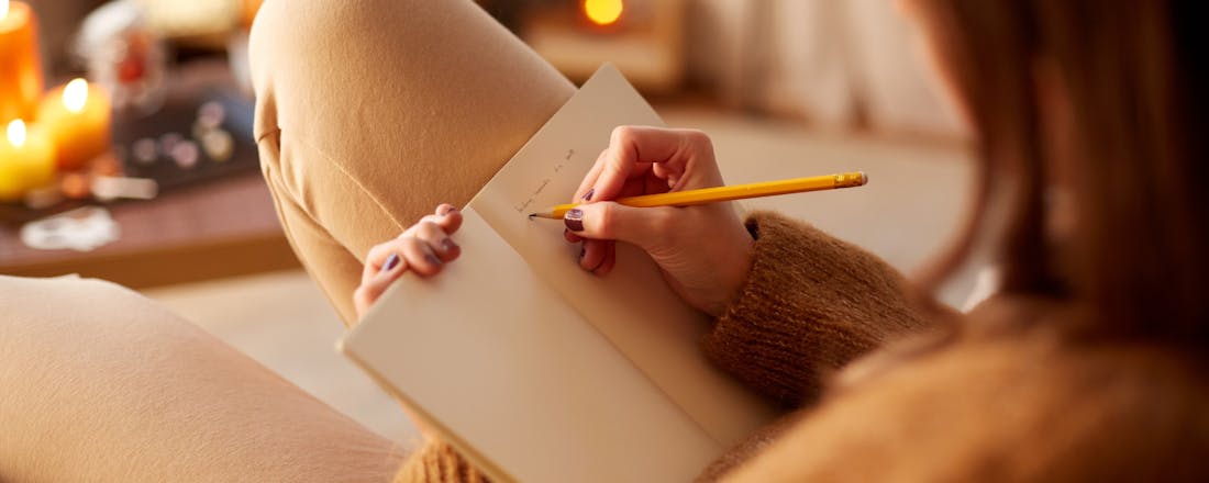 Vrouw die in dagboek schrijft Dagboek bijhouden? Dat kan met deze 5 apps op je smartphone!