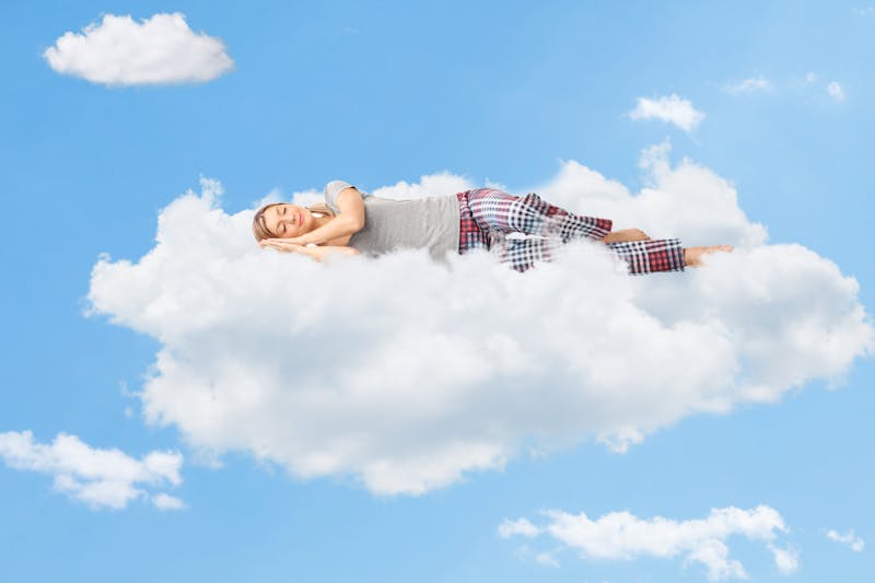 Vrouw op wolk
