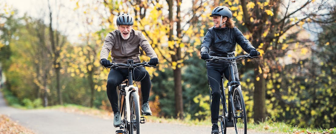 Fietsend ouder stel Acht e-biketips voor fietsers op leeftijd