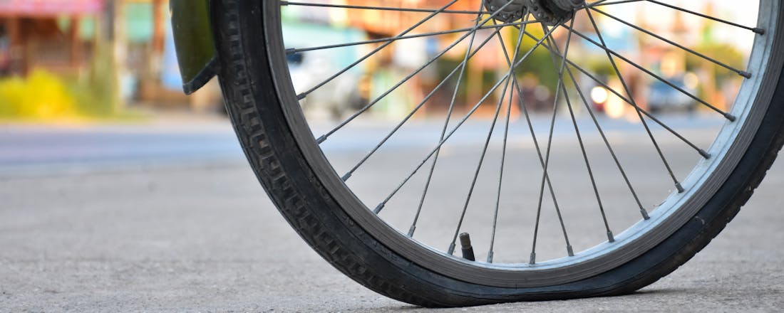 Lekke fietsband Zelf je fiets onderhouden: zo plak je een lekke band