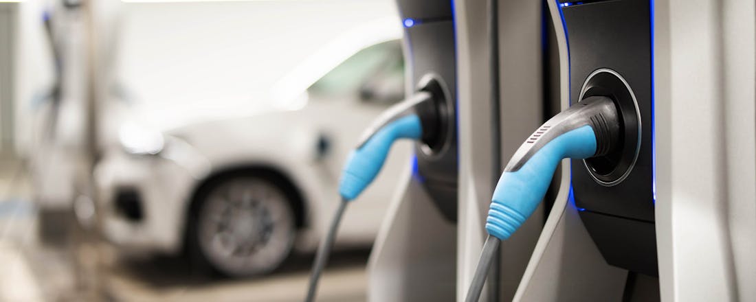 Laadpalen met auto op achtergrond 5 veelgestelde vragen over laadpalen