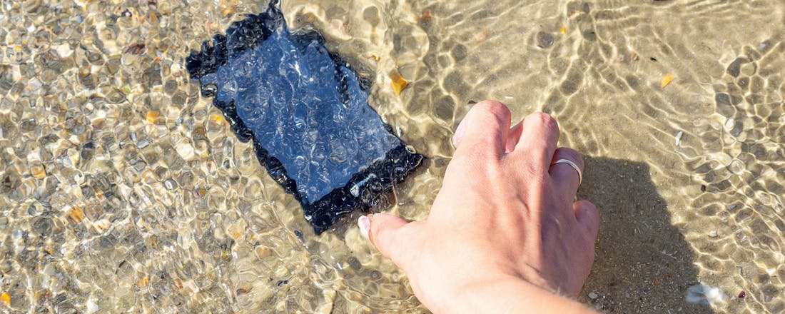 Smartphone die in zee gevallen is Wat zegt de IP-code over de stof- en waterdichtheid van jouw apparaten?