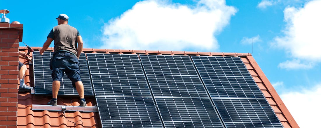 Zonnepanelen op het dak ACM keurt maandelijkse toeslag voor gebruik zonnepanelen goed