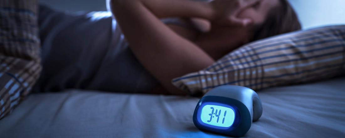 Vrouw die 's nachts wakker ligt Razendsnel naar dromenland: 7 gadgets voor als je niet kunt slapen