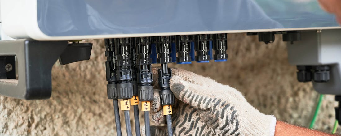 Monteur installeert zonnepanelen aan omvormer Wifi-omvormer zonnepanelen beveiligen
