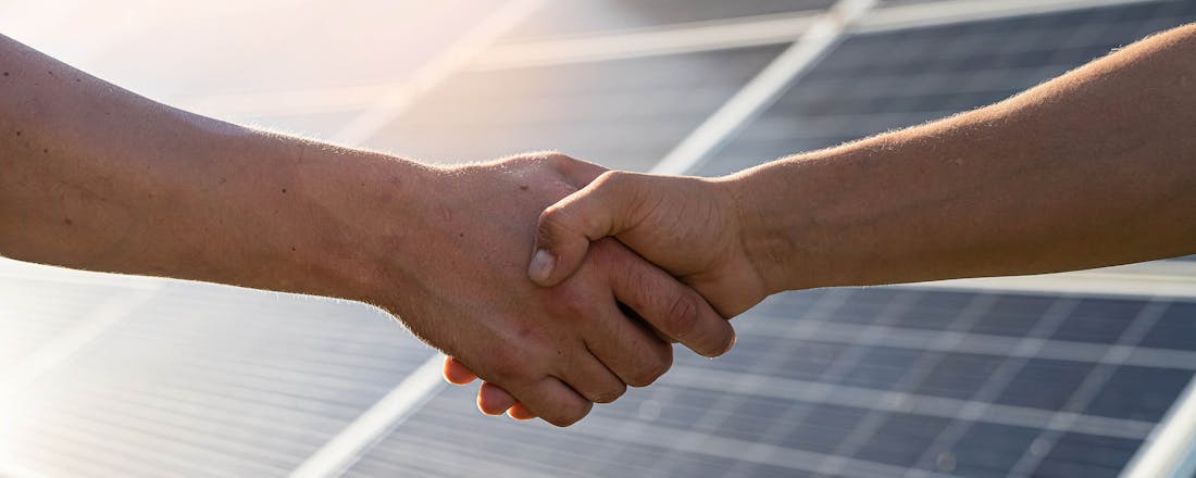Handen schudden zonnepanelen overeenkomst contract garantie Zonnepanelen en garantie: zo zit het