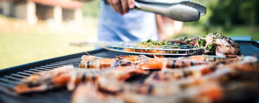 Man die aan het barbecueën is Waar voor je geld: 5 betaalbare gasbarbecues van max 400 euro