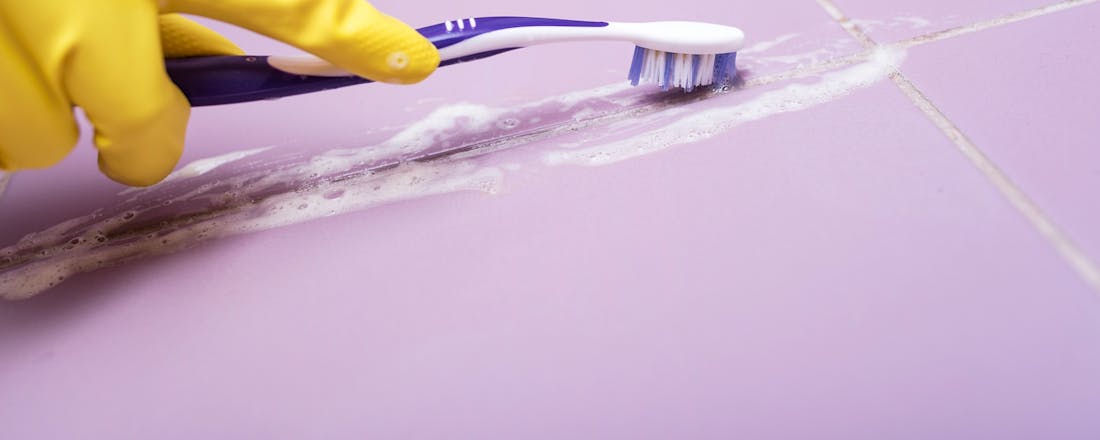 Voegen schoonmaken met een tandenborstel Van rotklus naar zo gepiept: zo krijg je vieze voegen weer schoon