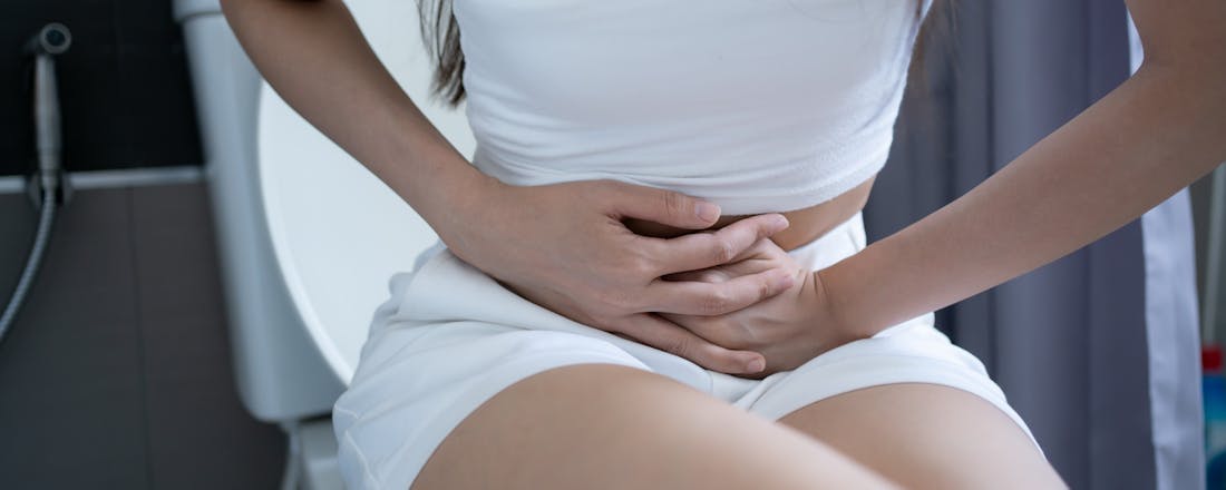 Vrouw met buikpijn door menstruatie 5 Tips om menstruatiepijn te verzachten