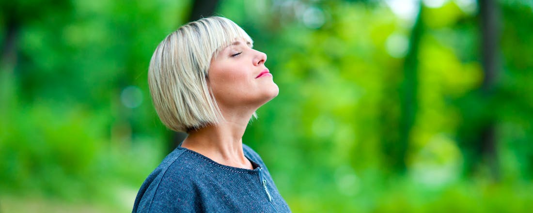 Vrouw mediteert in het bos Hyperventilatie: waarom een rustige ademhaling zo belangrijk is