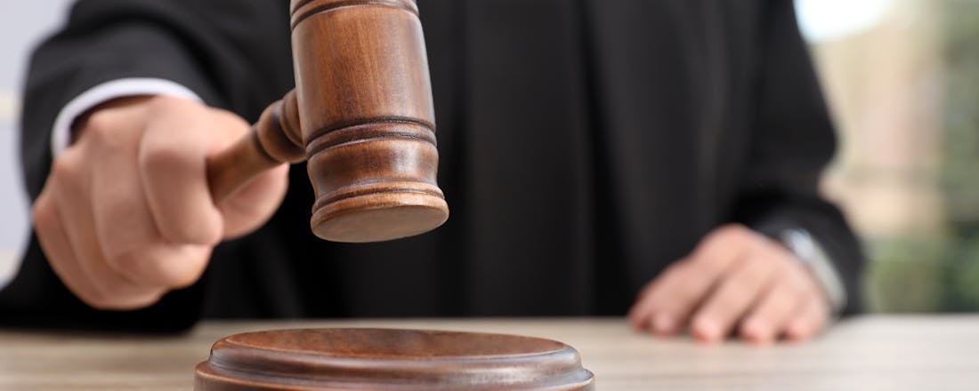 Rechter die met hamer slaat Hier vind je (bijna) gratis rechtshulp