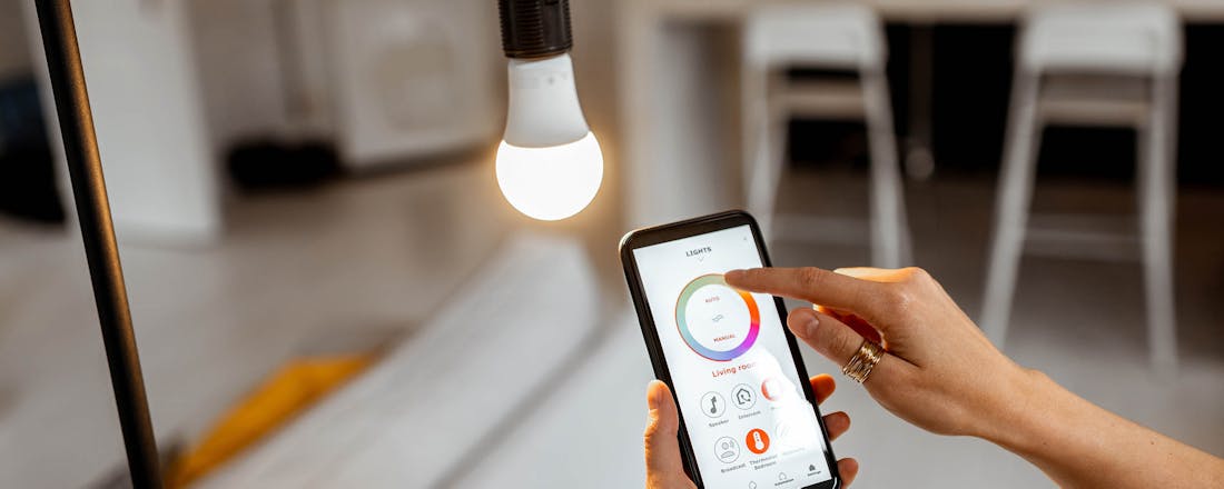 Lichtsterkte van slimme lamp regelen via app op smartphone Integreer Zigbee-apparaten in je smarthome