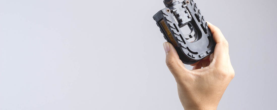 Hand met fietspedaal Zelf je fiets onderhouden: fietspedalen smeren of vervangen