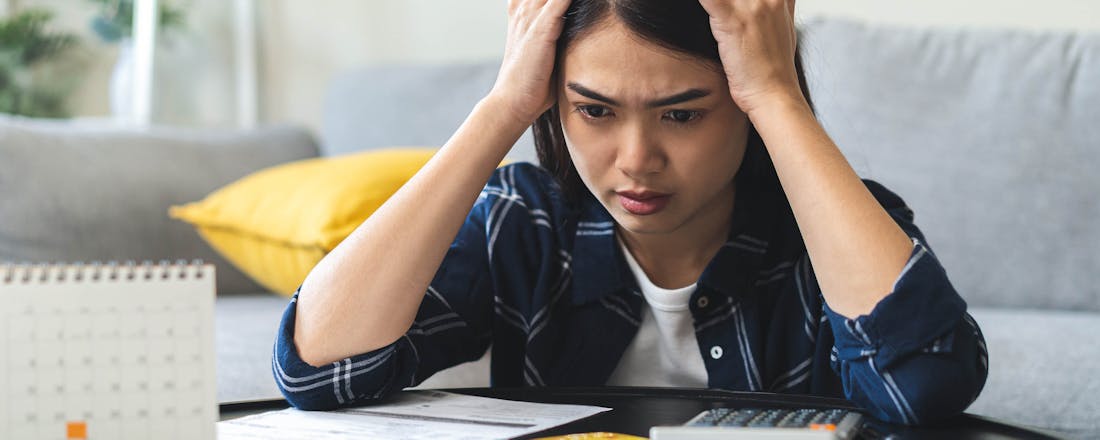 Vrouw schulden geld lenen Geld lenen: kosten, risico's en alternatieven