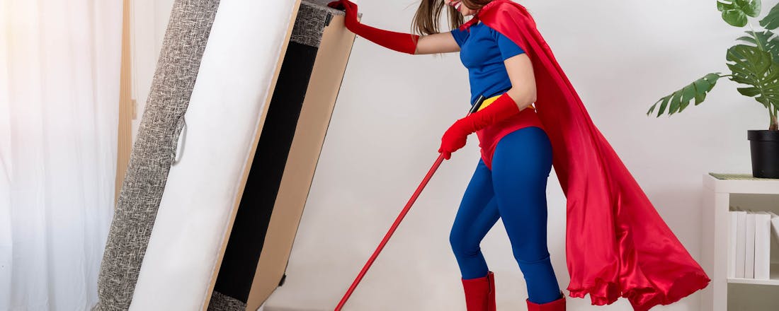 Vrouw die schoonmaakt onder bed Over rottige klusjes gesproken… zo maak je goed schoon onder je bed