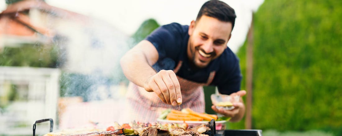 Man barbecuet erop los 🔥 Barbecueën als een pro: 10 tips om een grillmeester te worden
