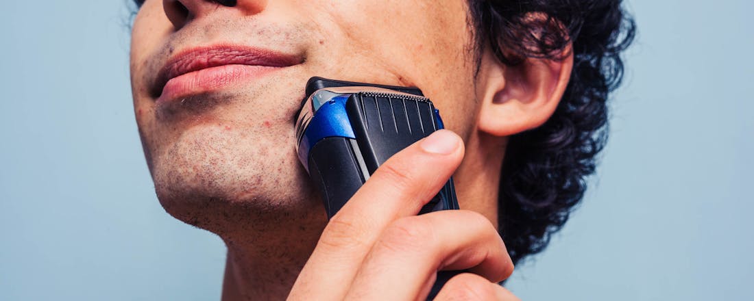 Man scheert wang met scheerapparaat Waar voor je geld: 5 echt goede scheerapparaten