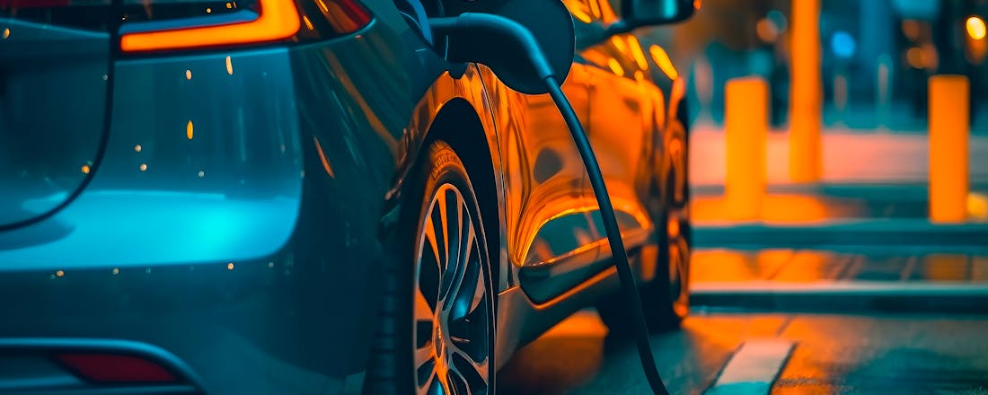 Tesla aan de lader Een hybride auto of toch een EV kopen: wat zijn de voor- en nadelen?