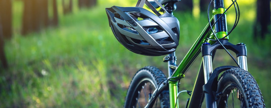 fietshelm aan mountainbike Hoe kies je de juiste mountainbike-helm?