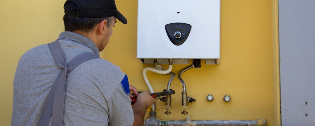 Monteur werkt aan cv-ketel Wanneer moet je de cv-ketel vervangen?